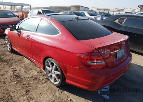 2012 Mercedes-Benz C 250 z USA, uszkodzony, nr VIN WDDGJ4HB0CF880097